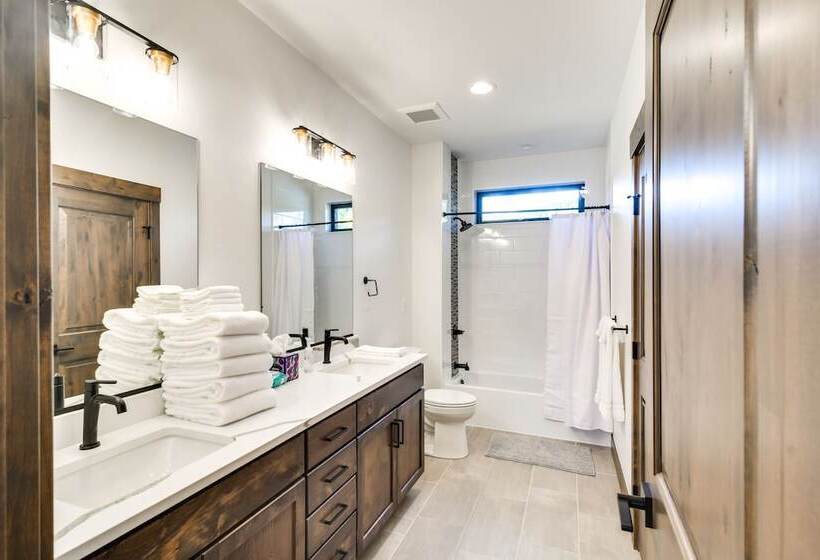 In Granby Ranch Ski Resort: Sleek Home W/ Hot Tub!