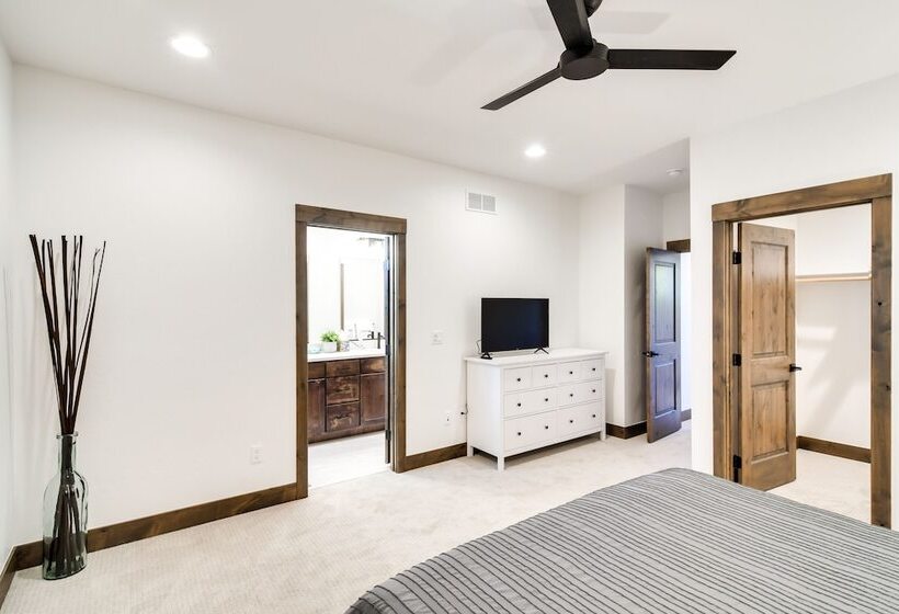 In Granby Ranch Ski Resort: Sleek Home W/ Hot Tub!