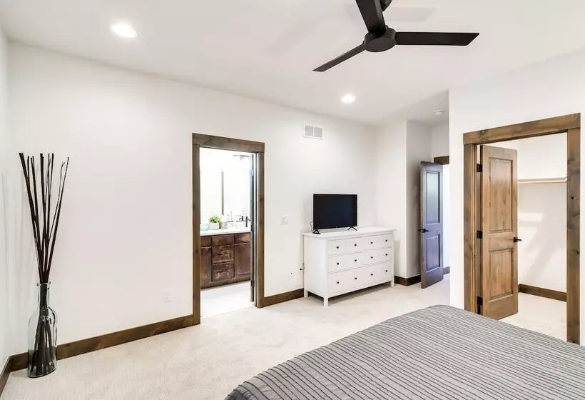 In Granby Ranch Ski Resort: Sleek Home W/ Hot Tub!