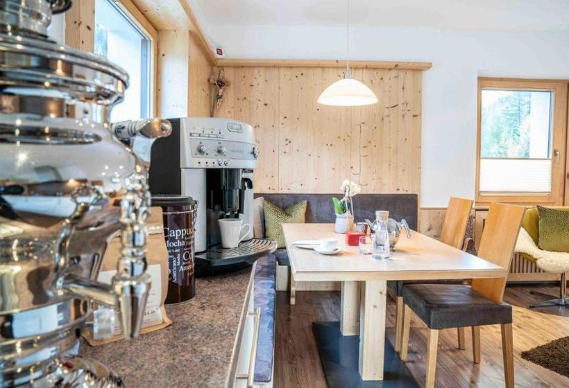 ホテル Appartement Carmen