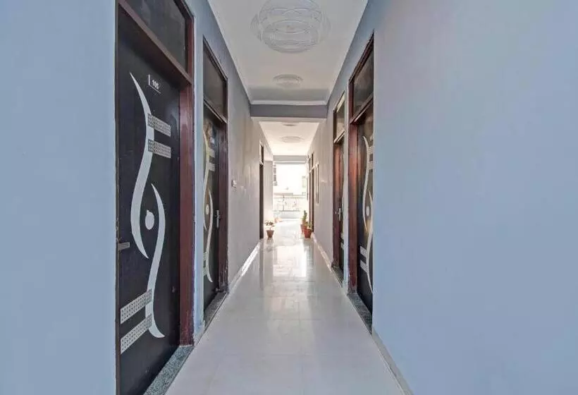 ホテル Oyo Flagship The Aana Inn