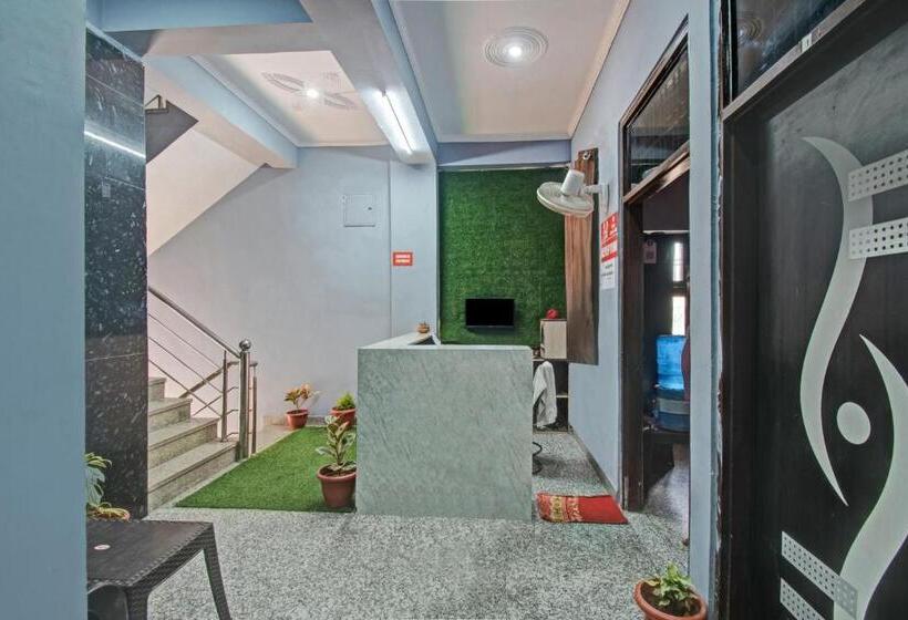 호텔 Oyo Flagship The Aana Inn