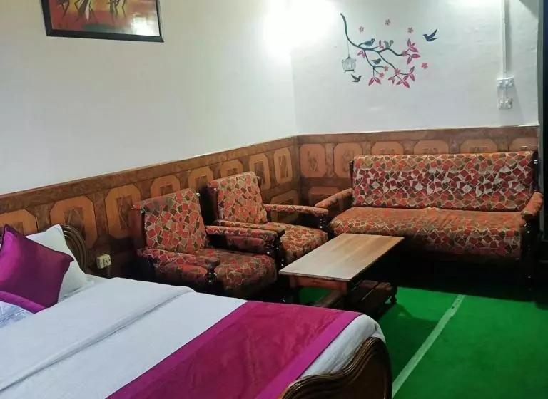 Hotelli Grg Tribhuwan Ranikhet