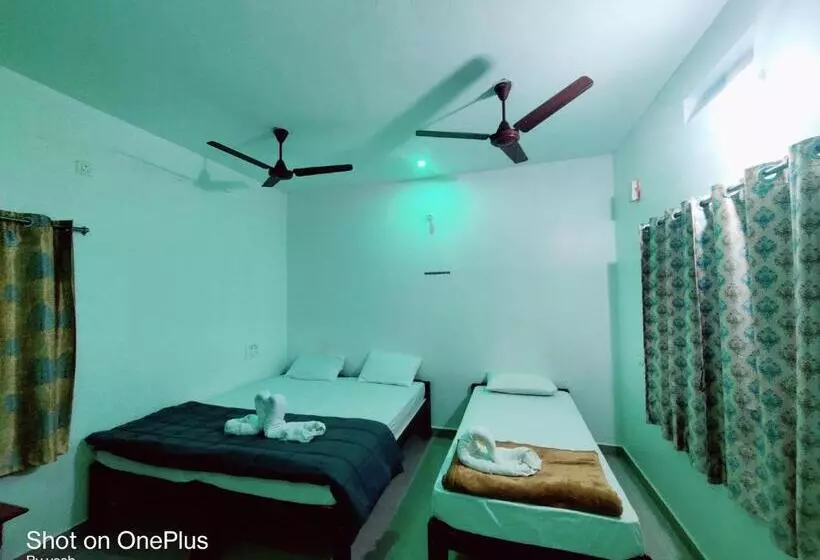 هتل Surya Cafe And Stay Sea View