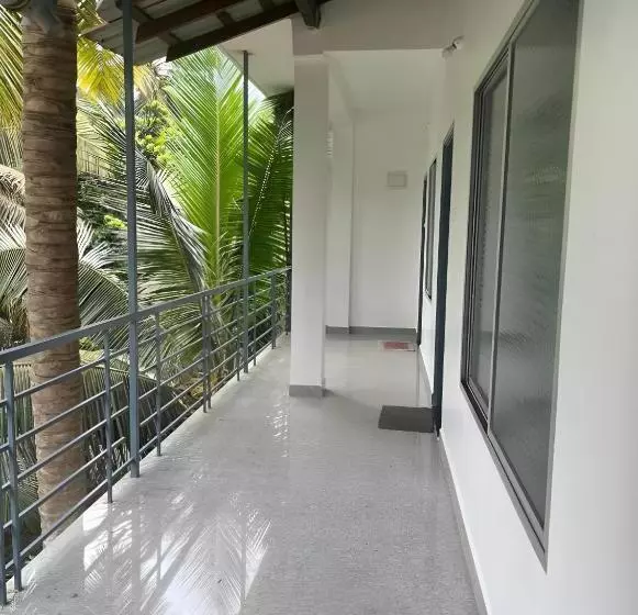 هتل Surya Cafe And Stay Sea View