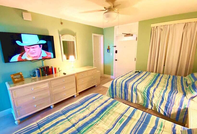 Harbour Beach Resort 811