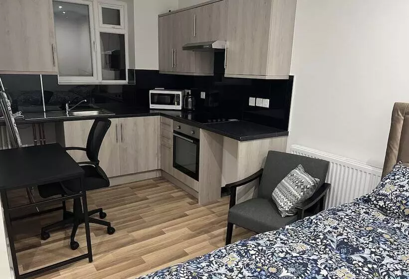 هتل Double Room With Skyline View London