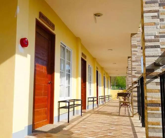 Hotelli Gem's Paradise Resort
