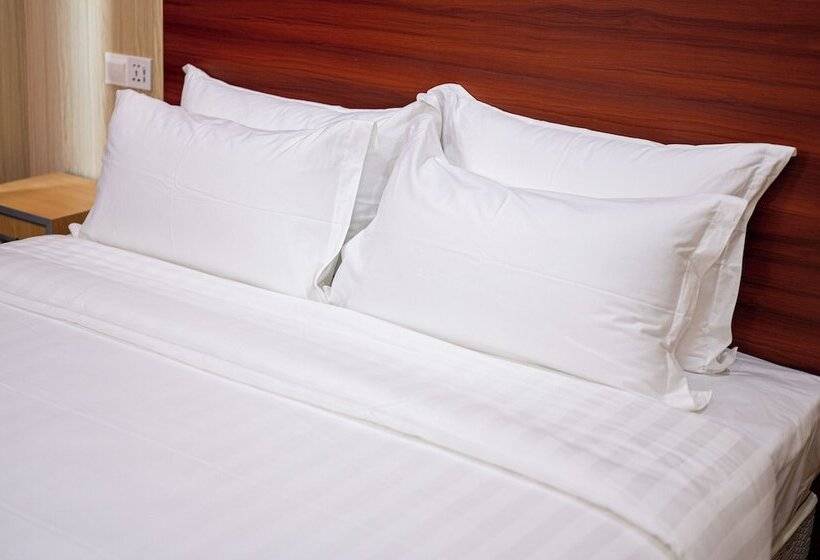 Отель Semporna City