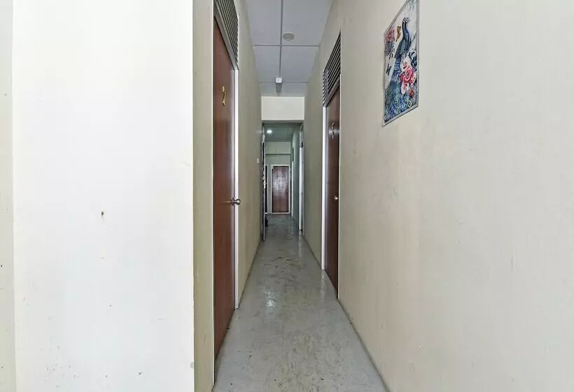هتل Spot On 90795 Hungrybedz Youth Hostel