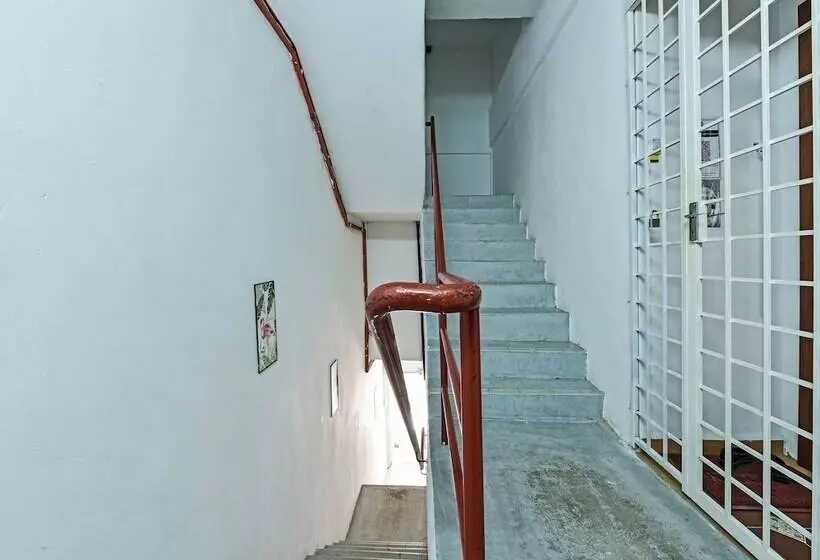 هتل Spot On 90795 Hungrybedz Youth Hostel