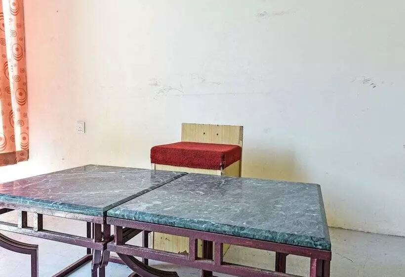 هتل Spot On 90795 Hungrybedz Youth Hostel