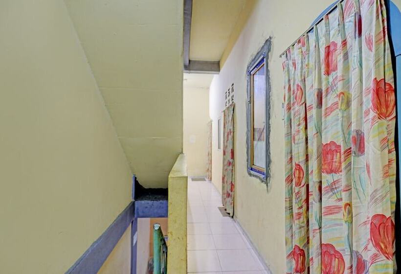 ホテル Spot On 92323 Ririn Homestay