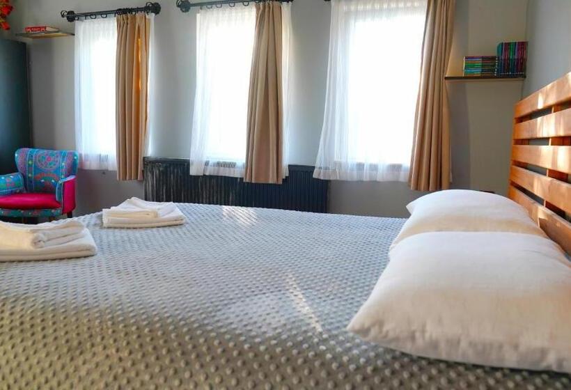 هتل Alpha Stone House