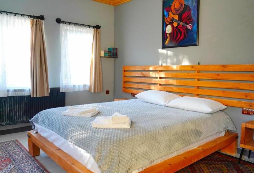 هتل Alpha Stone House