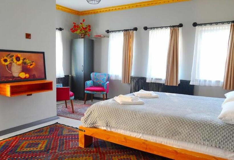 هتل Alpha Stone House