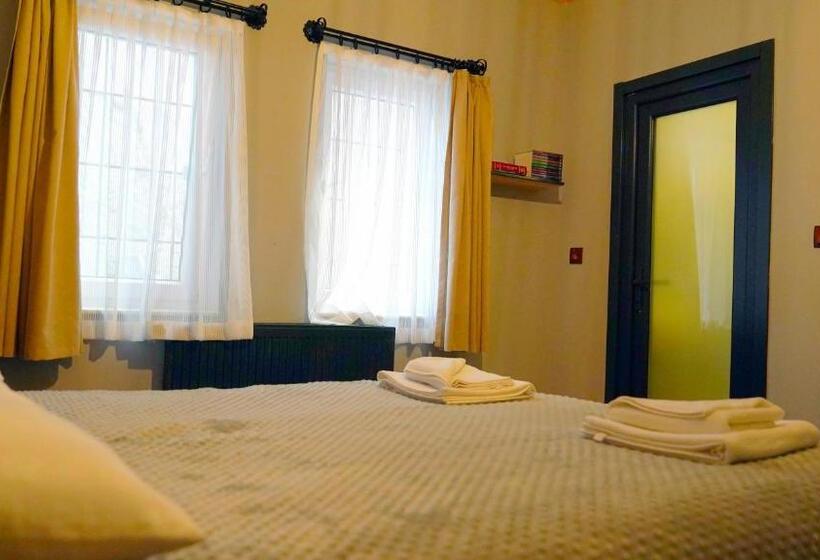 هتل Alpha Stone House