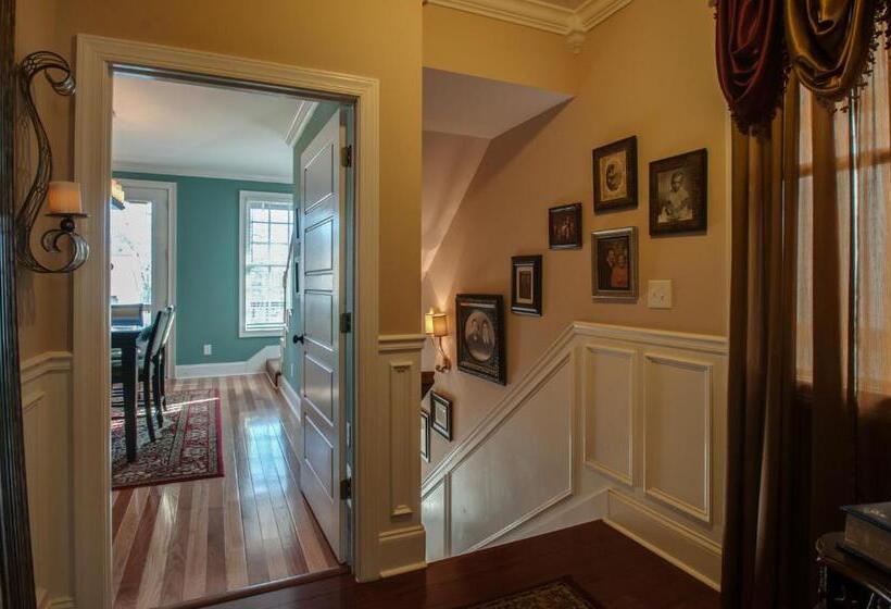 پانسیون Rick S Downtown Nashville Guest House