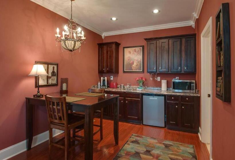 پانسیون Rick S Downtown Nashville Guest House