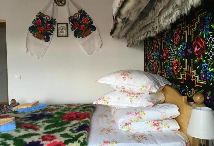 ペンション Sub Creasta Cocosului