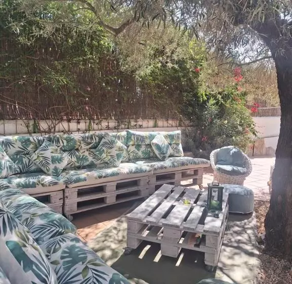 تختخواب و صبحانه Au Jardin D Armand