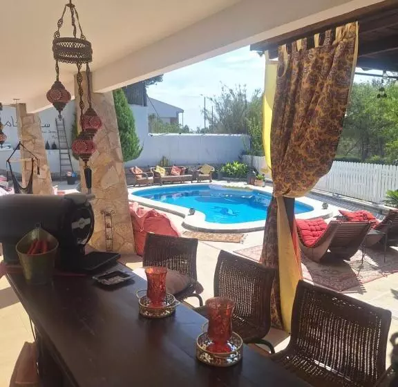 تختخواب و صبحانه Au Jardin D Armand