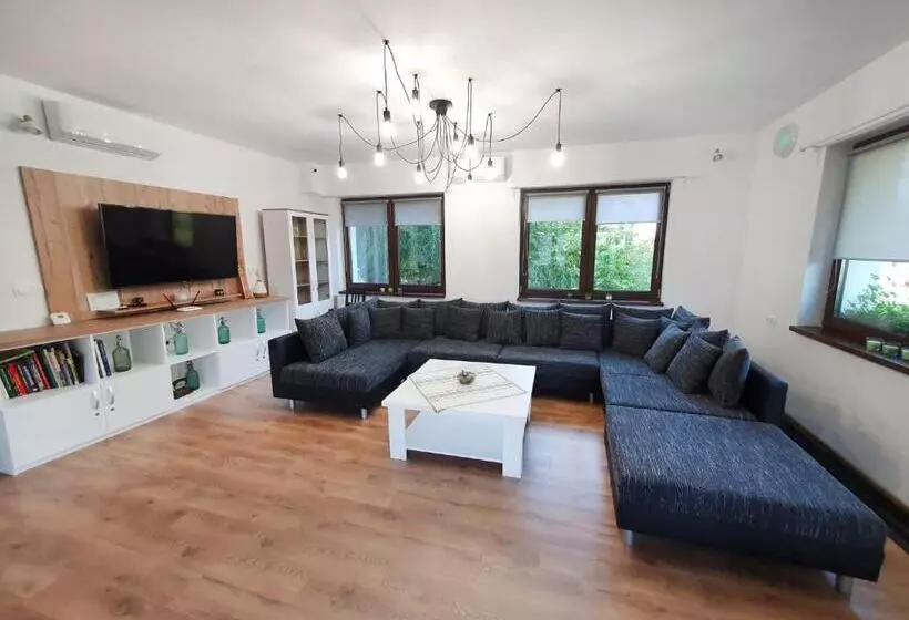 Aamiaismajoitus (B&B) Pensiunea Nossa Panzió