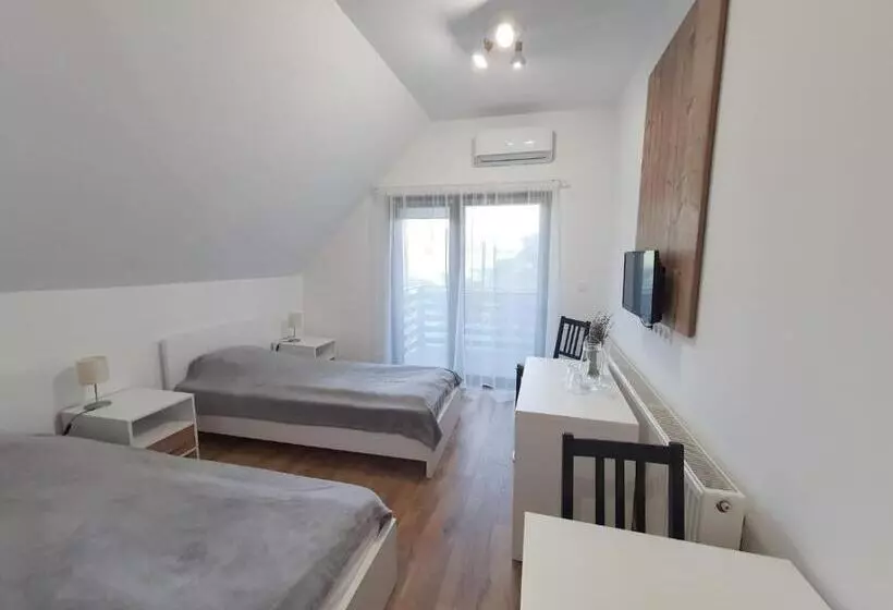 Aamiaismajoitus (B&B) Pensiunea Nossa Panzió