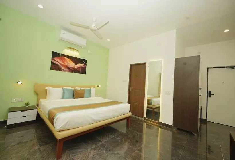 Hotelli Bay Breeze Suites