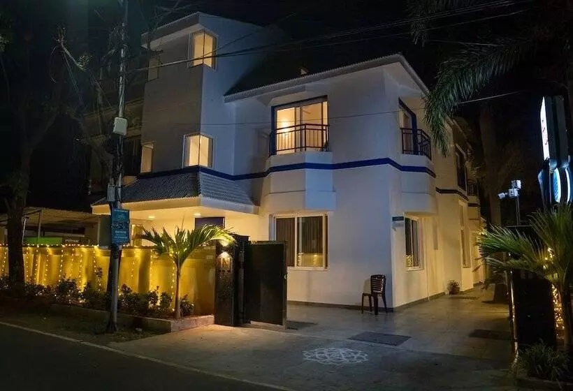 Hotelli Bay Breeze Suites