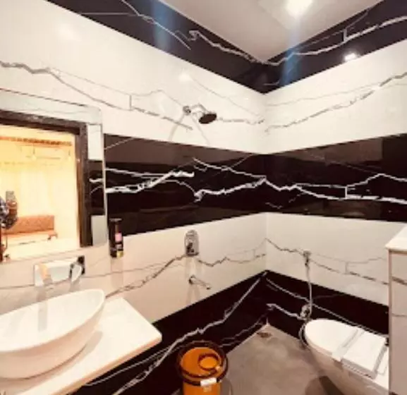ホテル Luxury Inn,damoh