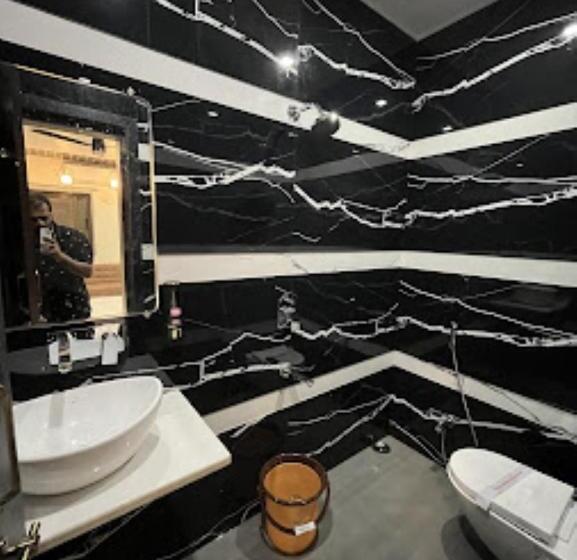 ホテル Luxury Inn,damoh