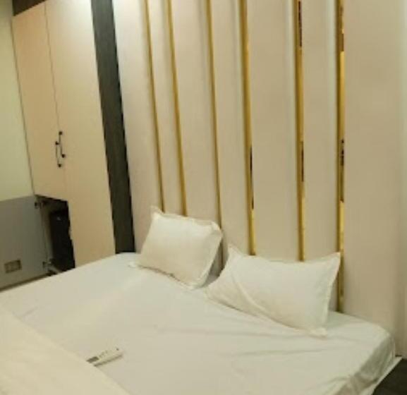 ホテル Luxury Inn,damoh