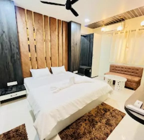 ホテル Luxury Inn,damoh
