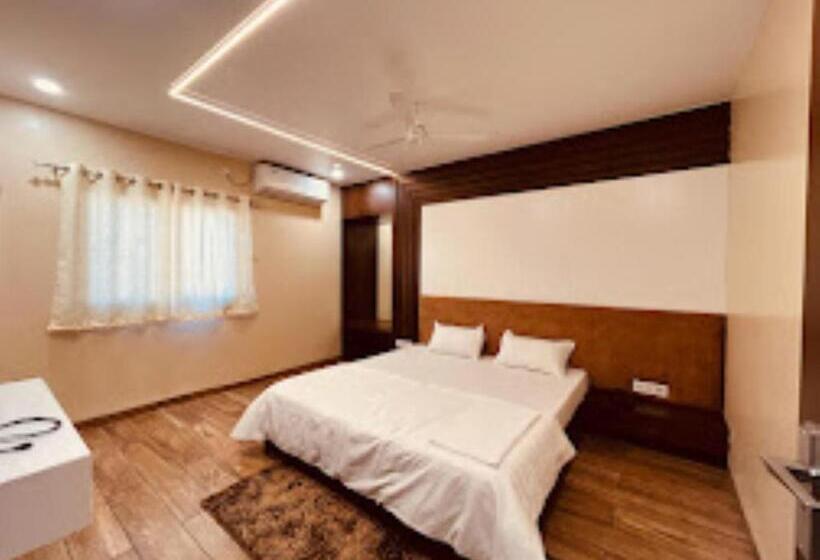 ホテル Luxury Inn,damoh
