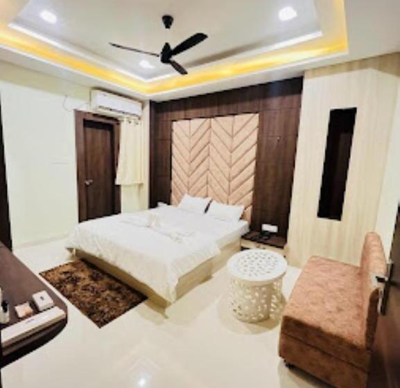 ホテル Luxury Inn,damoh