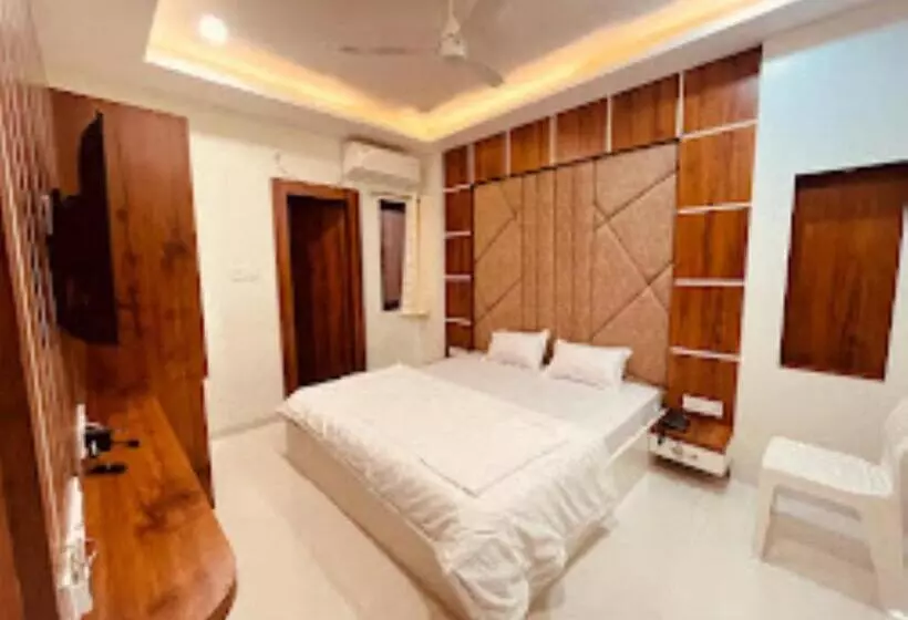 ホテル Luxury Inn,damoh