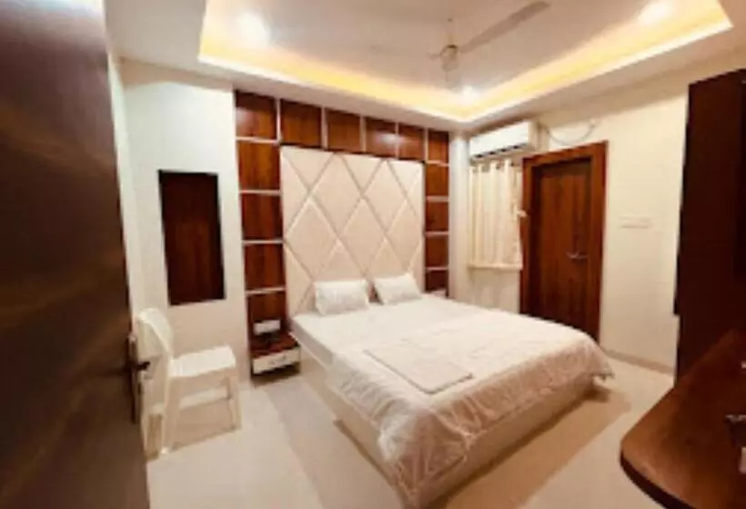 ホテル Luxury Inn,damoh