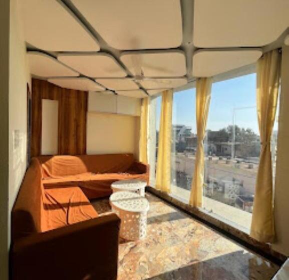 ホテル Luxury Inn,damoh