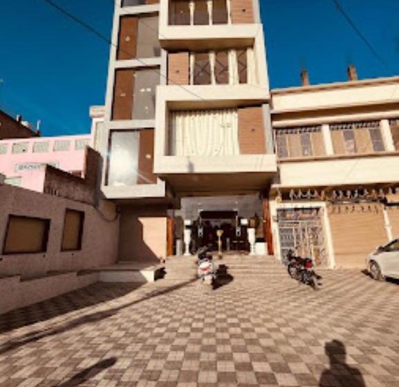 ホテル Luxury Inn,damoh