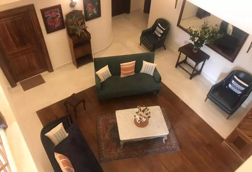 ホテル The Shillong Address