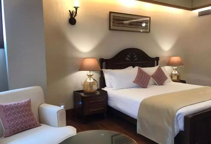 ホテル The Shillong Address