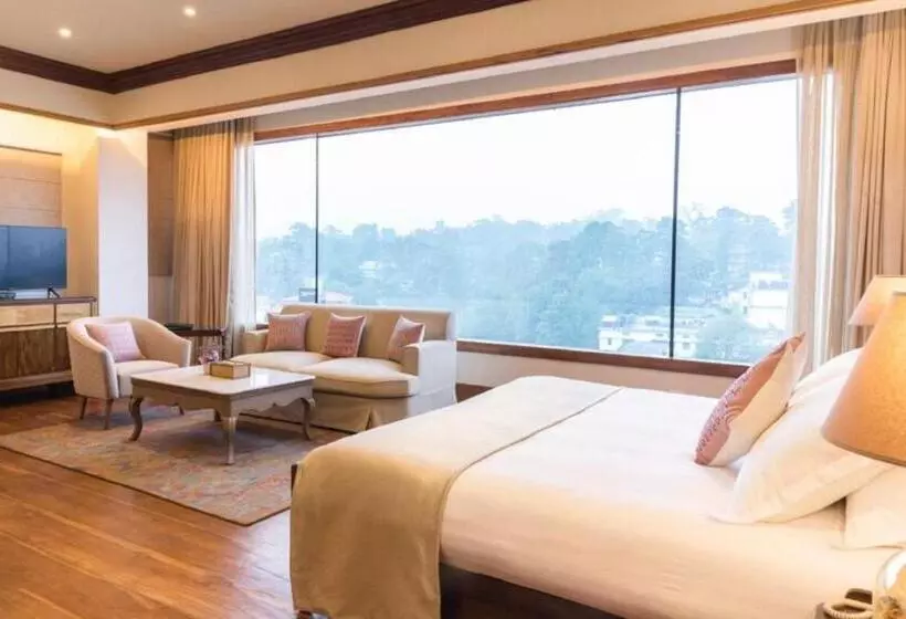 ホテル The Shillong Address