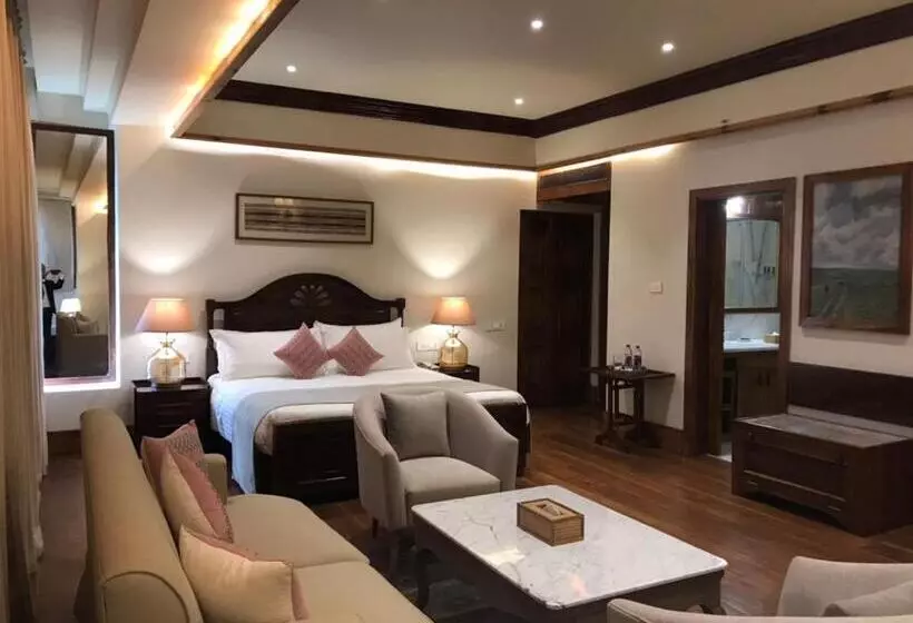 ホテル The Shillong Address