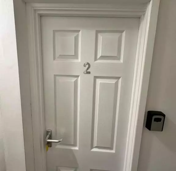 Lovely Town House Room 2