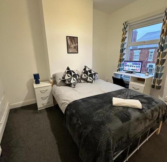 Lovely Town House Room 2