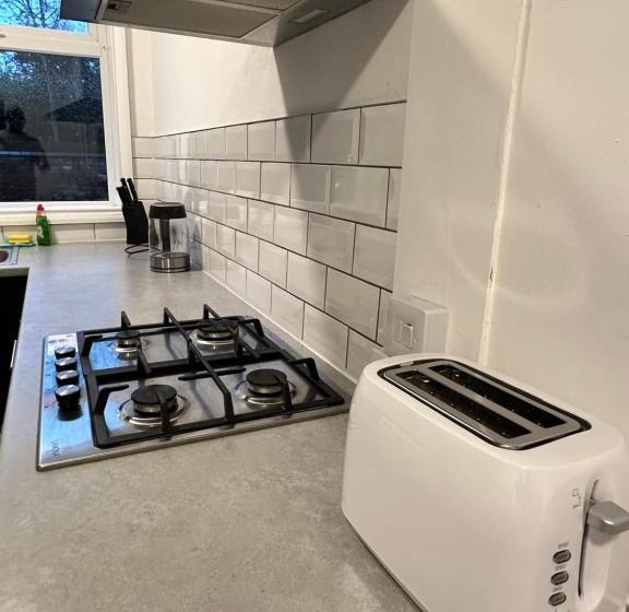 Lovely Town House Room 2