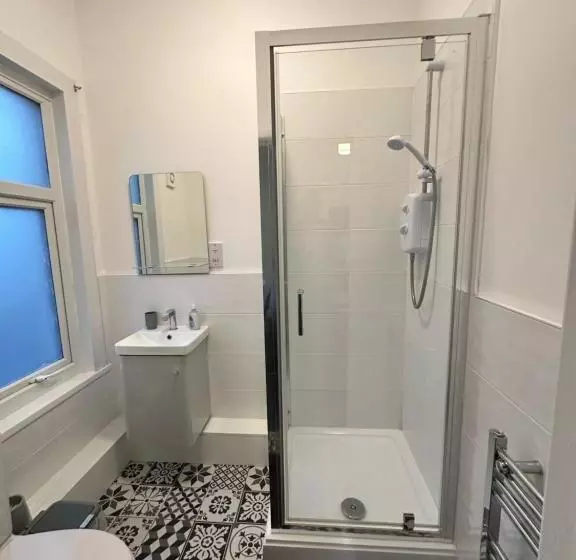 Lovely Town House Room 2