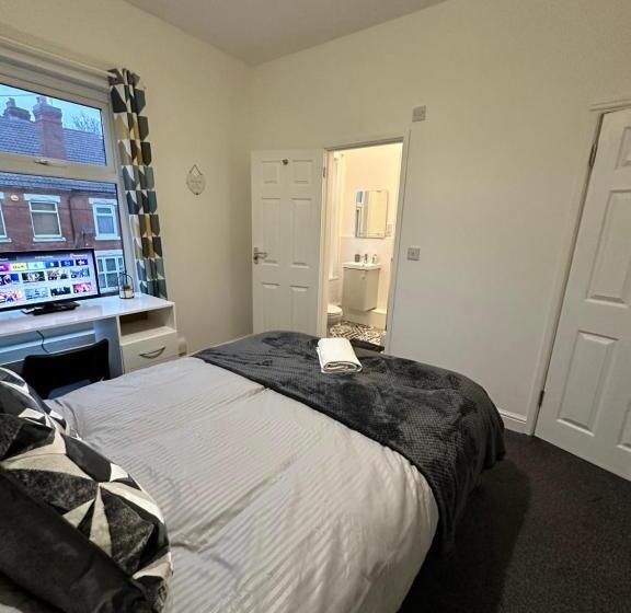 Lovely Town House Room 2