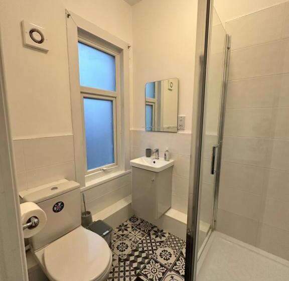 Lovely Town House Room 2